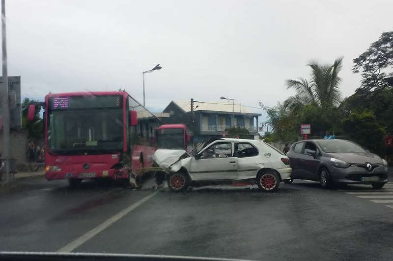 accident-bus-palissade-saint-louis-la-reunion