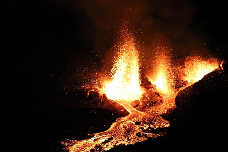eruption-volcanique-piton-de-la-fournaise-2