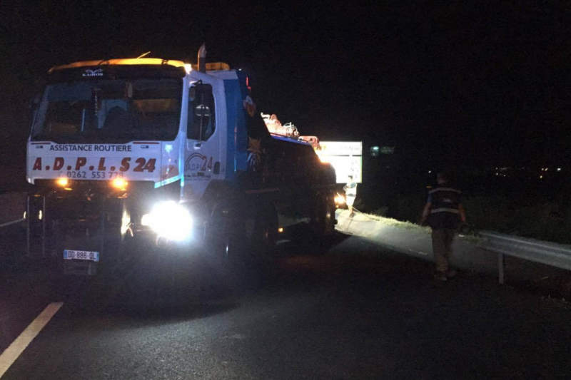 remorquage-camion-route-des-tamarins-etang-sale-la-reunion-3