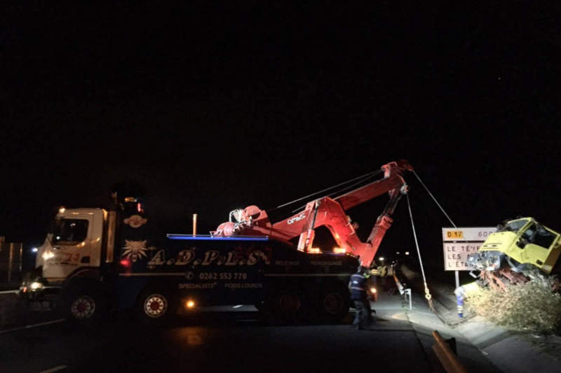 remorquage-camion-route-des-tamarins-etang-sale-la-reunion-4
