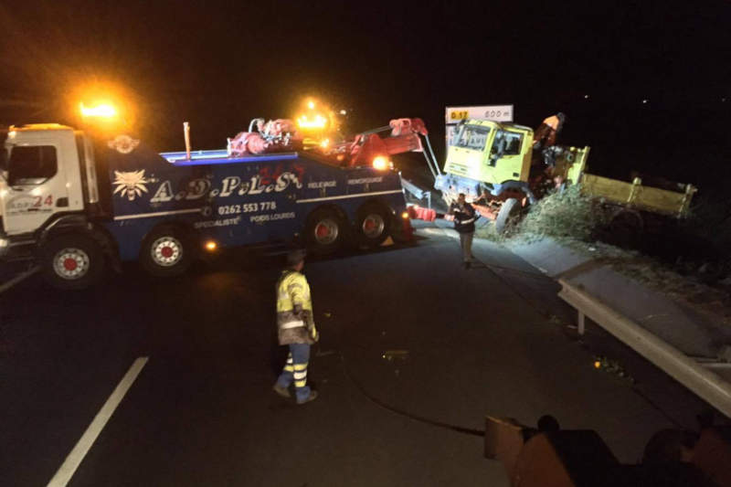 remorquage-camion-route-des-tamarins-etang-sale-la-reunion-5