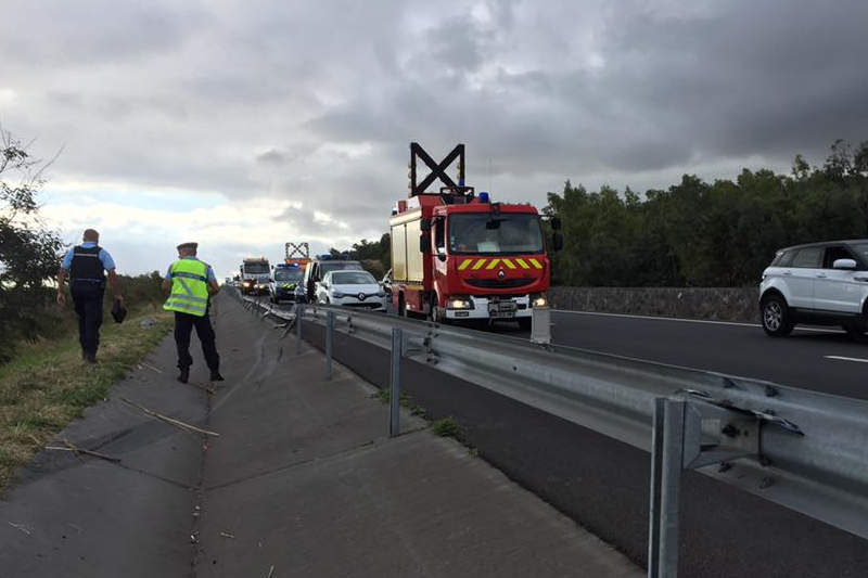 un-poids-lourd-chute-sur-route-tamarin-la-reunion