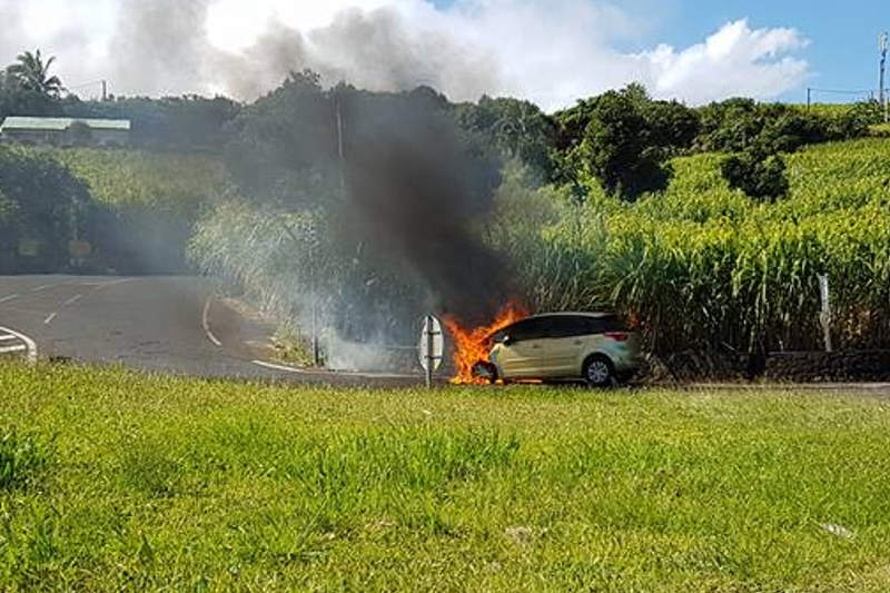voiture-en-feu-petite-ile-la-reunion
