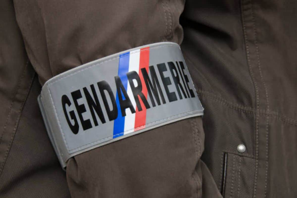 agression st denis arme blanche