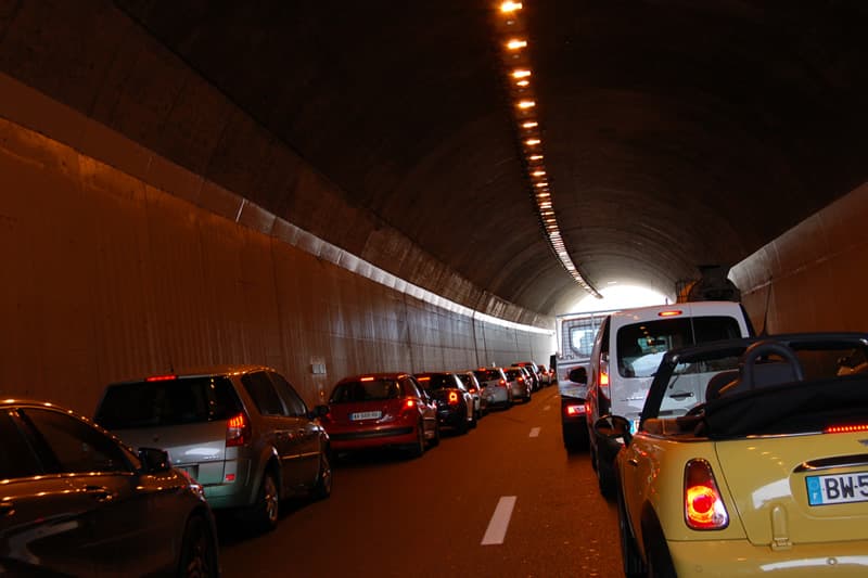 Le marché automobile passe la seconde... Le réseau routier reste au point mort