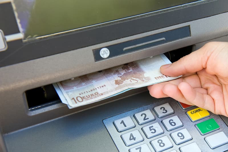 Tarifs prohibitifs des services bancaires à La Réunion dénoncés par la CLCV