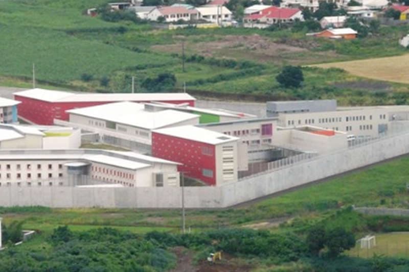 La jeune fille de 17 ans en prison