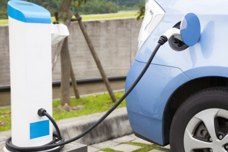 Transition énergétique : 400 000 voitures en circulation à La Réunion et si elles étaient électriques ?