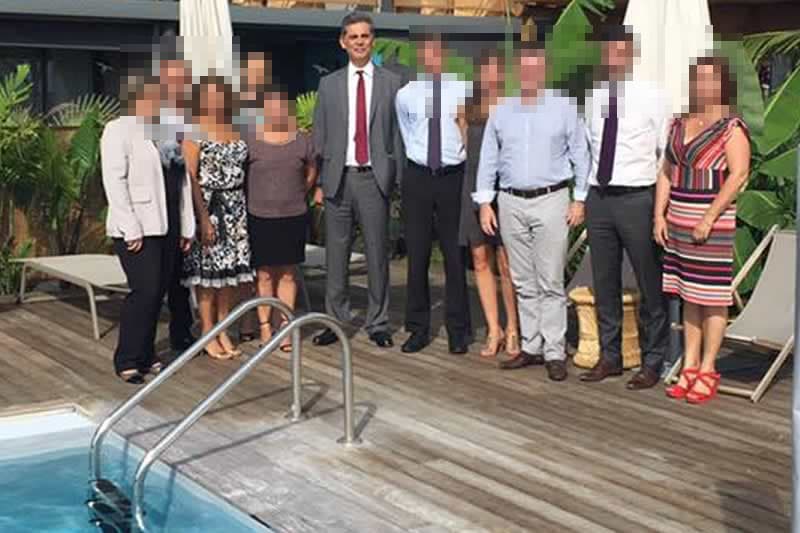 Le Préfet au bord de la piscine pendant les blocages du BTP
