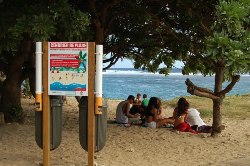À la plage : « j'éteins ma clope dans le sable »