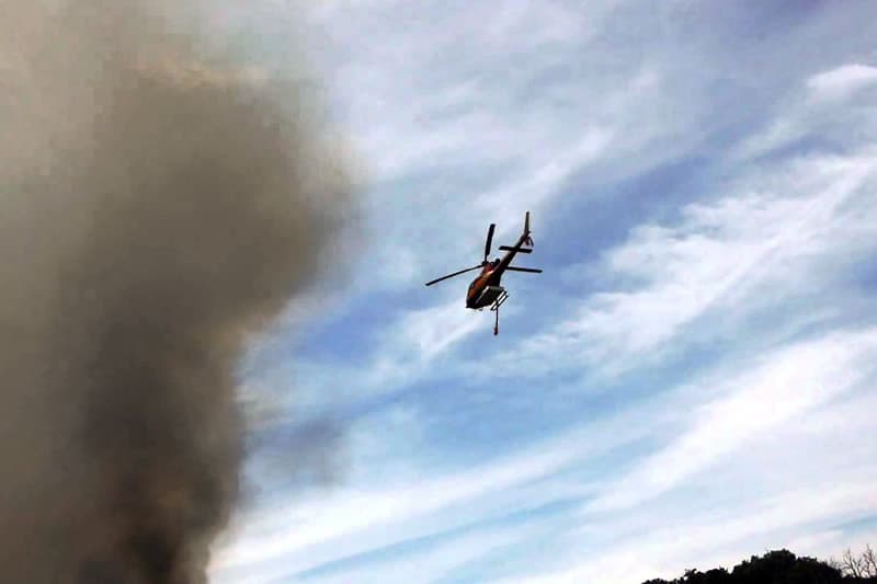 Deux feux de broussailles à Saint-Paul, un hélicoptère bombardier d'eau à la rescousse