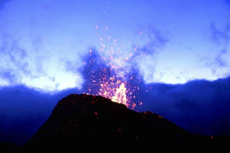 Éruption volcanique à La Réunion : le Piton de la Fournaise en éveil ! (mis à jour)