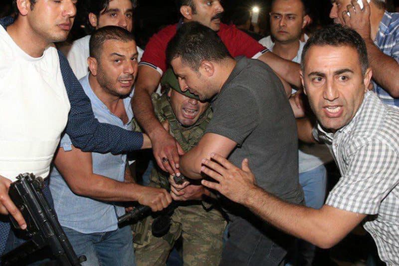 Turquie : coup d’État avorté, au moins 265 morts et 1500 arrestations