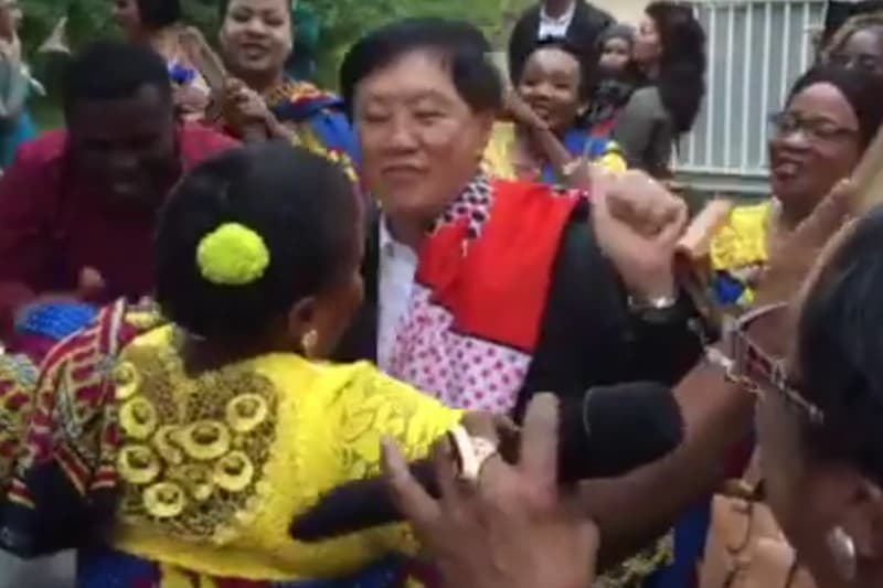 Thien Ah Koon danse le M'biwi pour l'Aïd el-Fitr