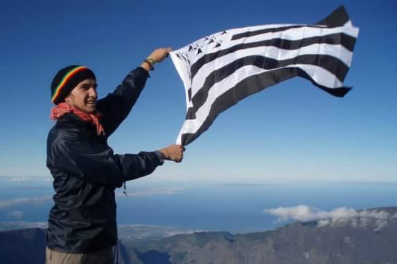 Un drapeau Breton flotte sur le toit de La Réunion