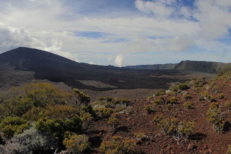 Le Piton de la Fournaise : « du magma s'accumule en profondeur »