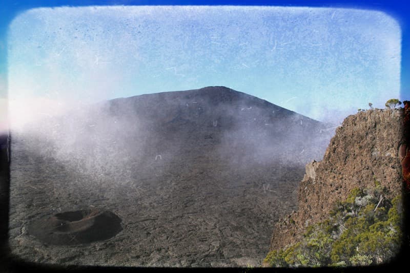 Éruption : le piton de la Fournaise passe en alerte 2-2