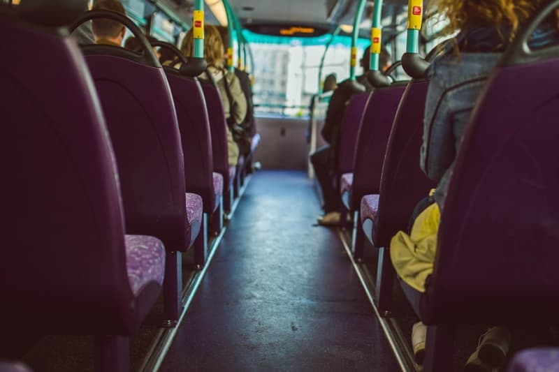 Insolite : il frappe une femme à coup de poulet congelé dans un bus