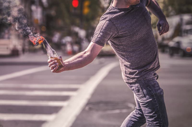 Attaque aux cocktails Molotov : un policier de 28 ans dans un état critique