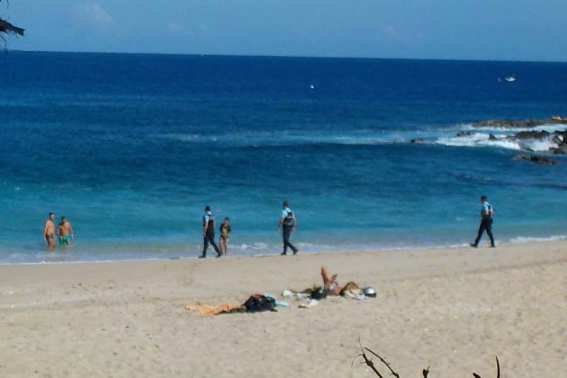 Boucan Canot : des gendarmes font sortir des touristes de l'eau