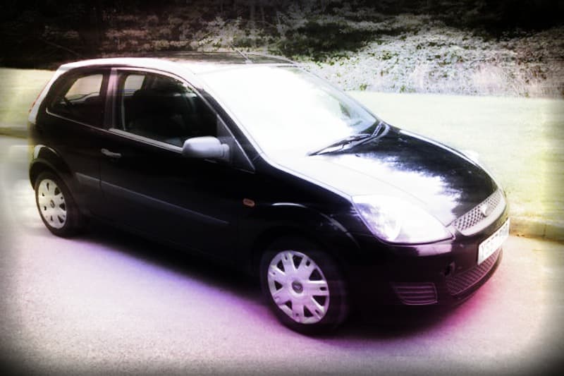 Route des Tamarins : vol d'une Ford Fiesta dans station essence