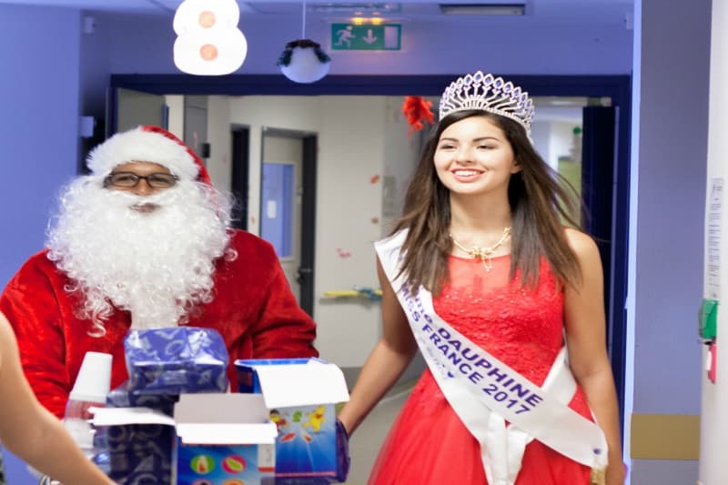 Miss Réunion distribue les cadeaux de noël pour les enfants malades