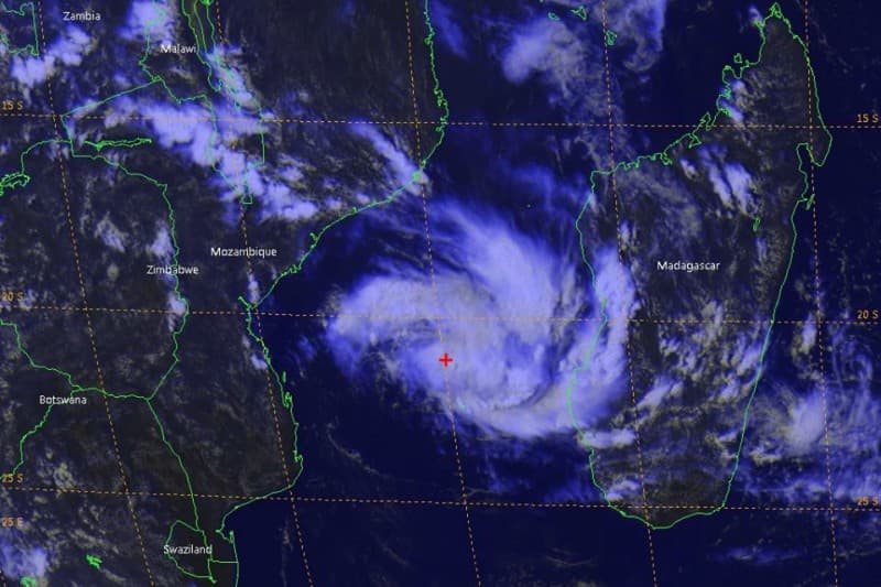 Une nouvelle zone de perturbation tropicale évolue actuellement à l’ouest de la Réunion