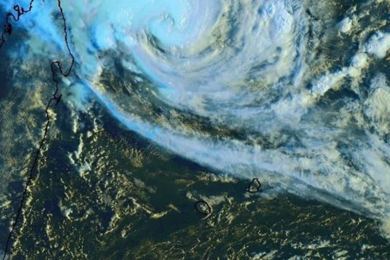 Enawo poursuit sa progression dans la Grande île, de fortes houles à La Réunion