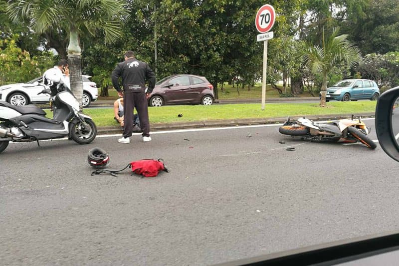 Une moto couchée au sol sur le boulevard Lancastel