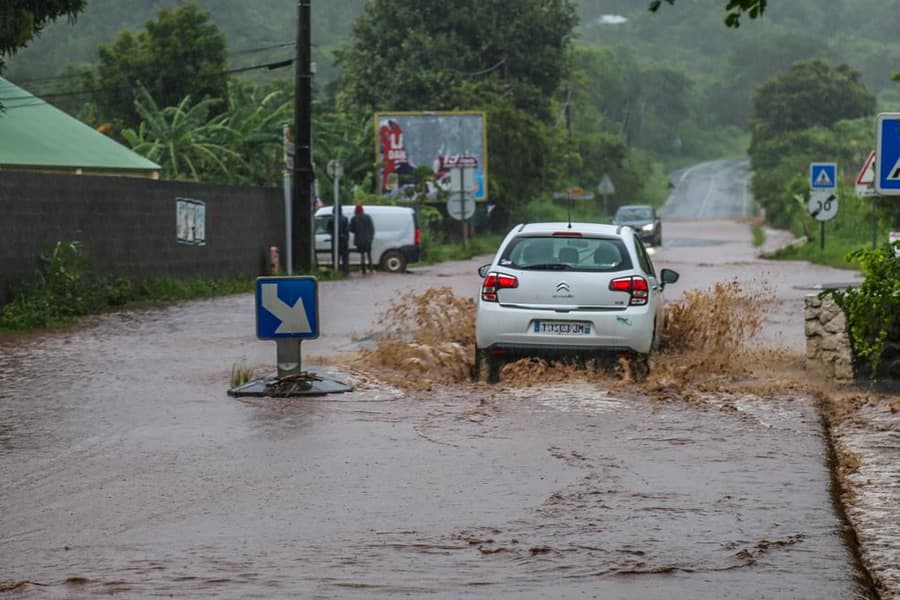 L'Étang-Salé : la Renone en crue à la sortie nord de la ville