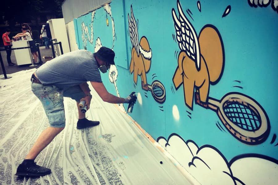 Le graffeur « Jace » réalise une fresque à Roland Garros