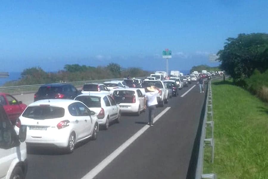 Gilets Jaunes : barrage filtrant la route des Tamarins