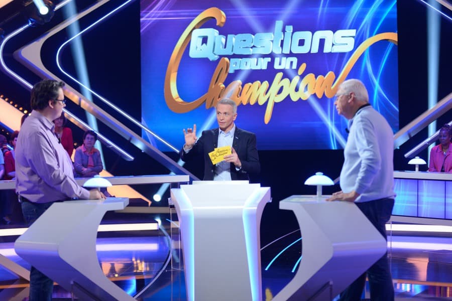 Arrivée de l’équipe de Questions pour un Champion sur l’île pour un casting