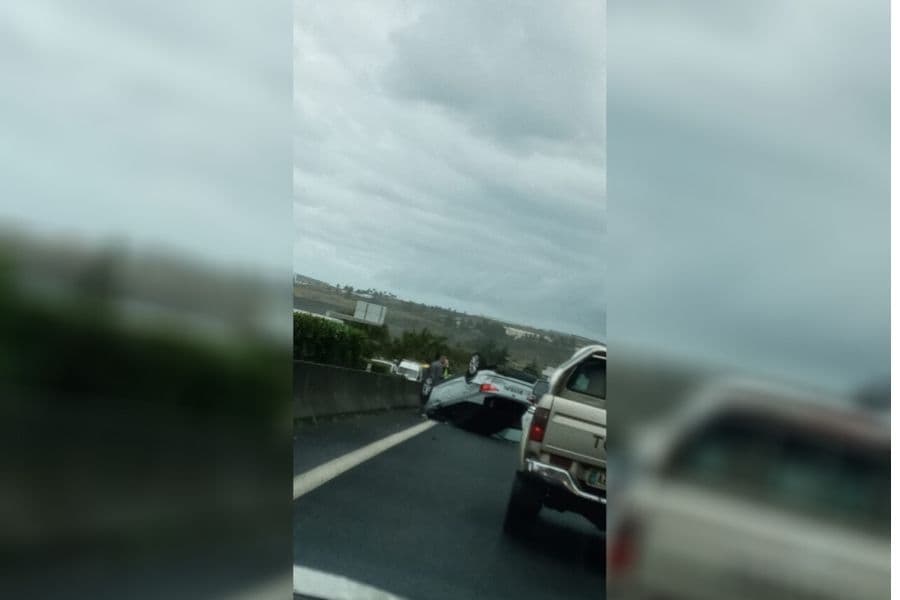 Accident sur la route de Saint-Pierre: une voiture sur le toit