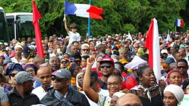 Mayotte : Les mahorais protestent  contre la décision de loger les clandestins dans les gymnases