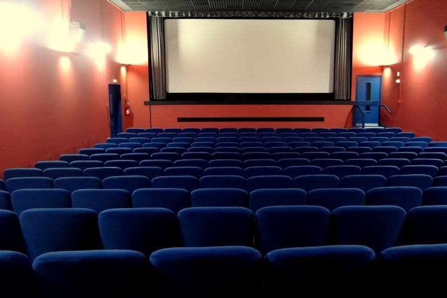Le couvre-feu va-t-il tuer la culture : expositions, cinéma, théâtre, concerts… ?