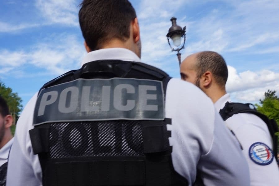 Un homme abattu après avoir attaqué des policiers dans la rue en Avignon
