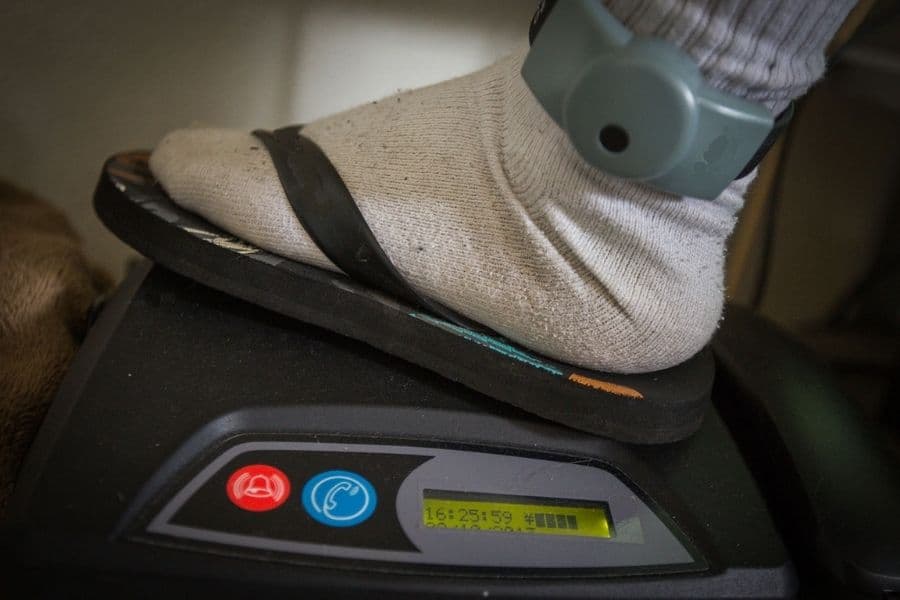 Lutte contre le Covid-19 : pourquoi pas un bracelet électronique pour les « super-contaminateurs » ?