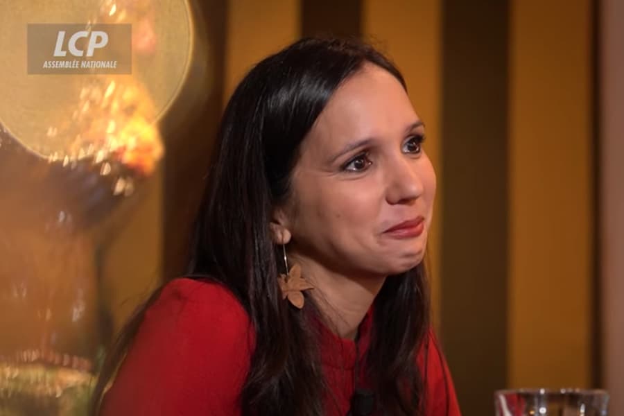 La députée réunionnaise Karine Lebon très émue lors d'une interview télé