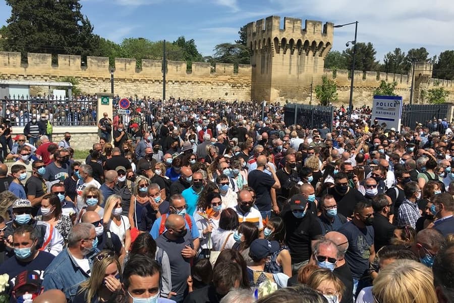 De nombreuses personnes ont rendu à Eric Masson, le policier tué à Avignon