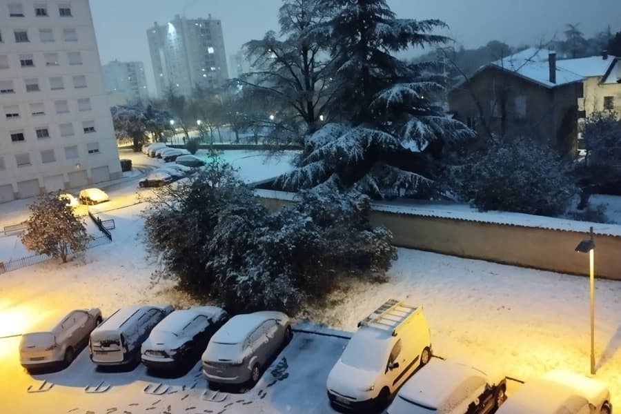 Surprise matinale : plusieurs villes et villages de métropole sous la neige