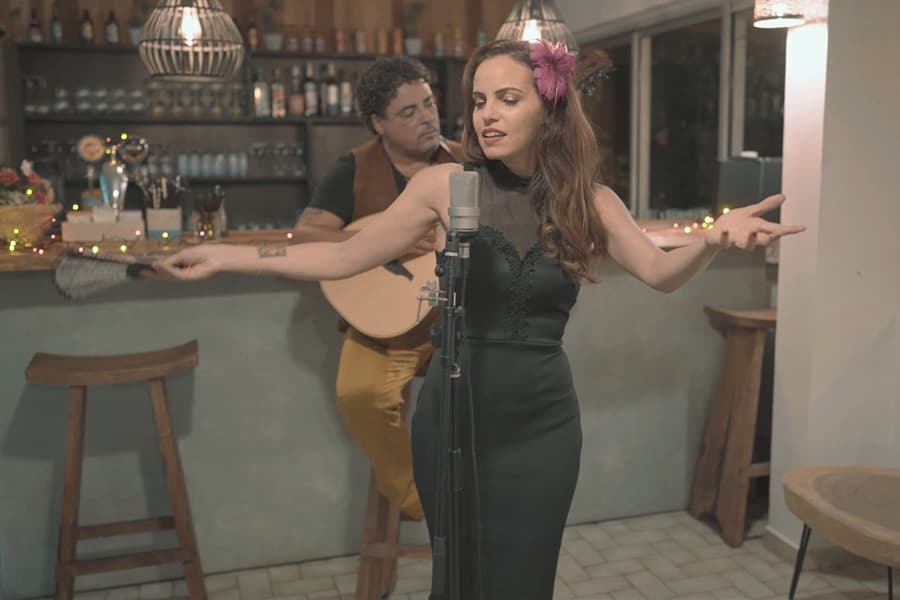 « Danse avec moi », le nouveau single gypsy pop de Gwenaëlle Piffarelly