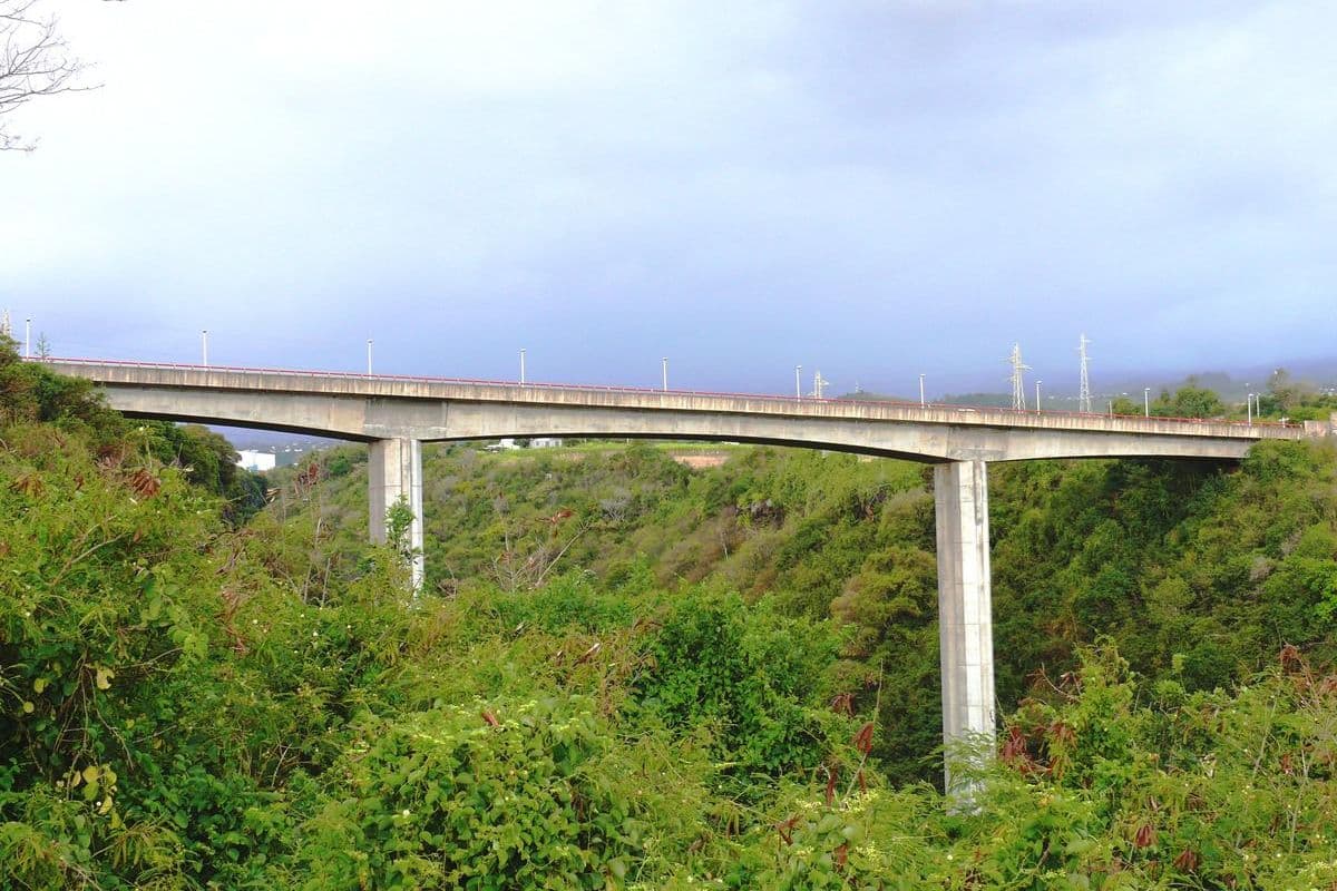 Saint-Pierre : un homme chute depuis le pont de la rivière d’Abord, les recherches sont en cours
