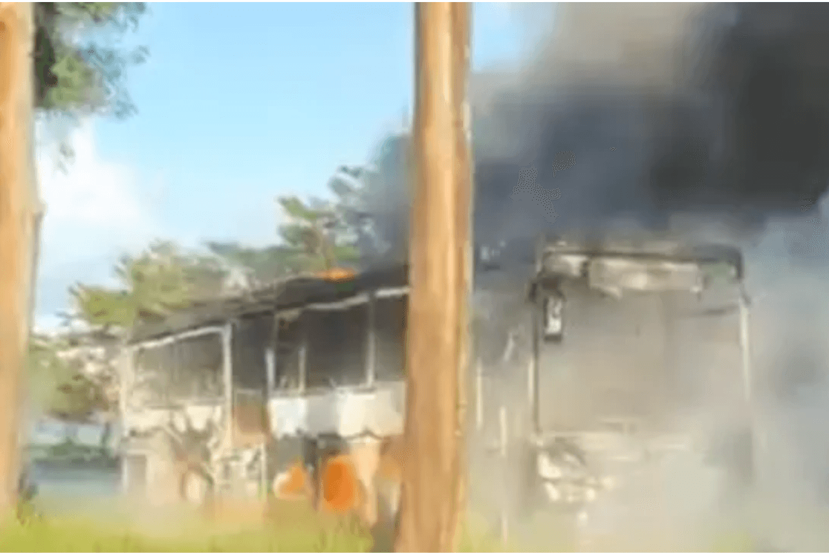 Un bus en feu à Mon Caprice : circulation coupée sur la quatre-voies