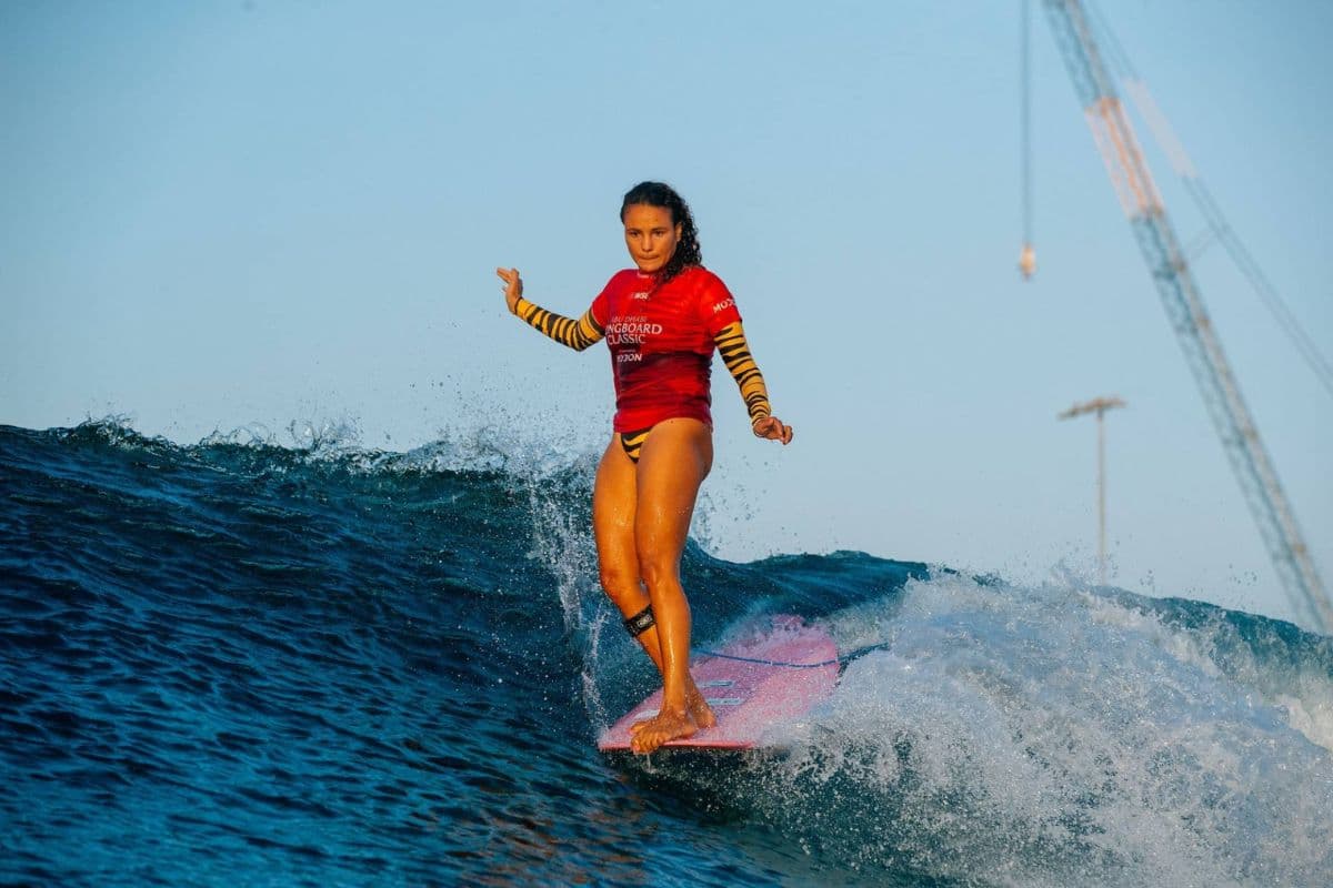 Alice Lemoigne remporte l'Abu Dhabi Longboard Classic