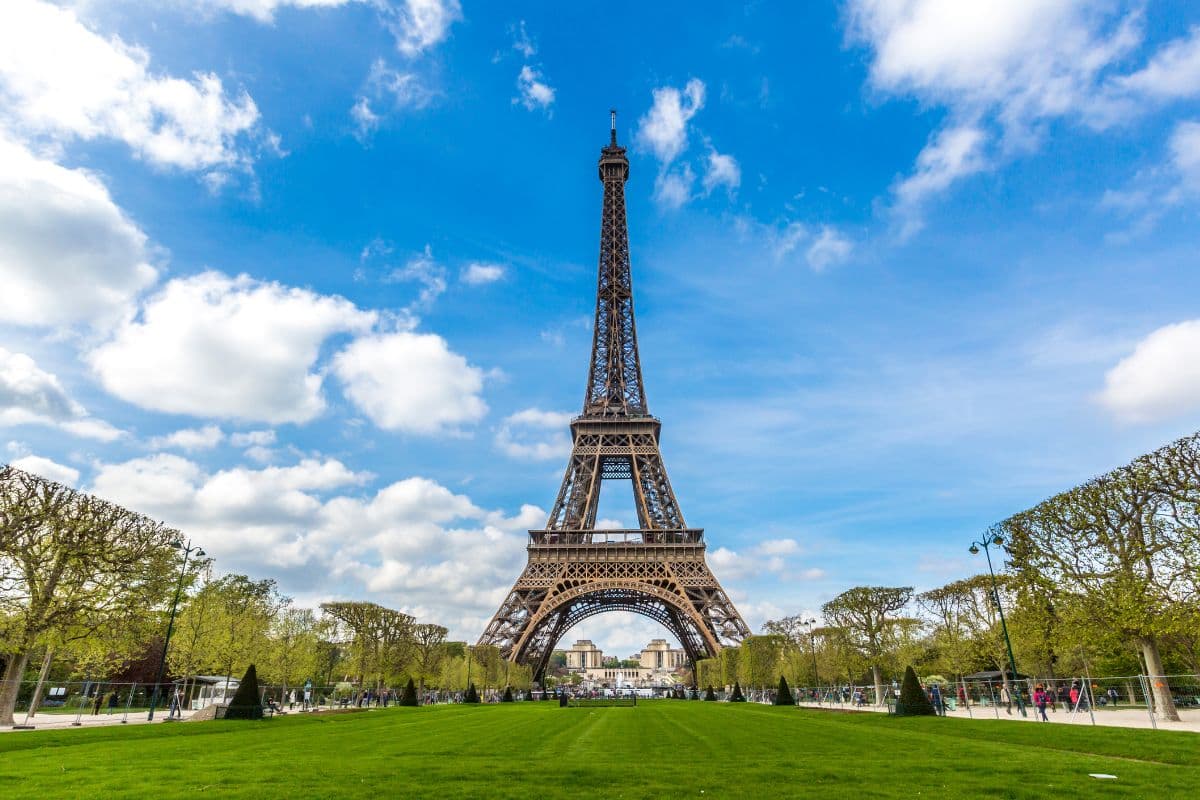 La Tour Eiffel s'offre une nouvelle jeunesse pour les JO 2024