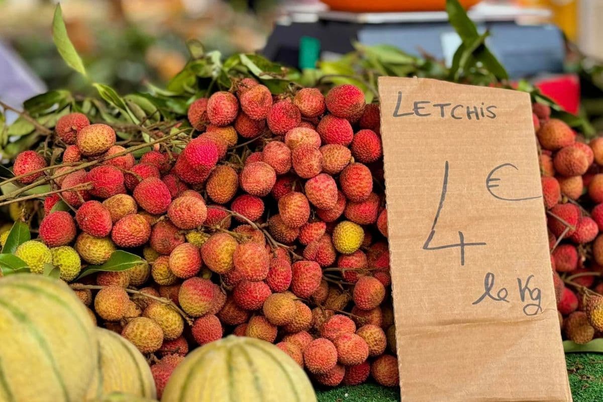 Les letchis à 4 euros le kilo au marché forain de Saint-André