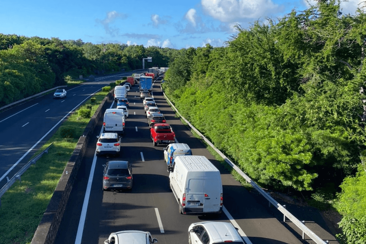 Grève des taxis à La Réunion : blocages, colère et mobilisation contre la réforme du transport sanitaire