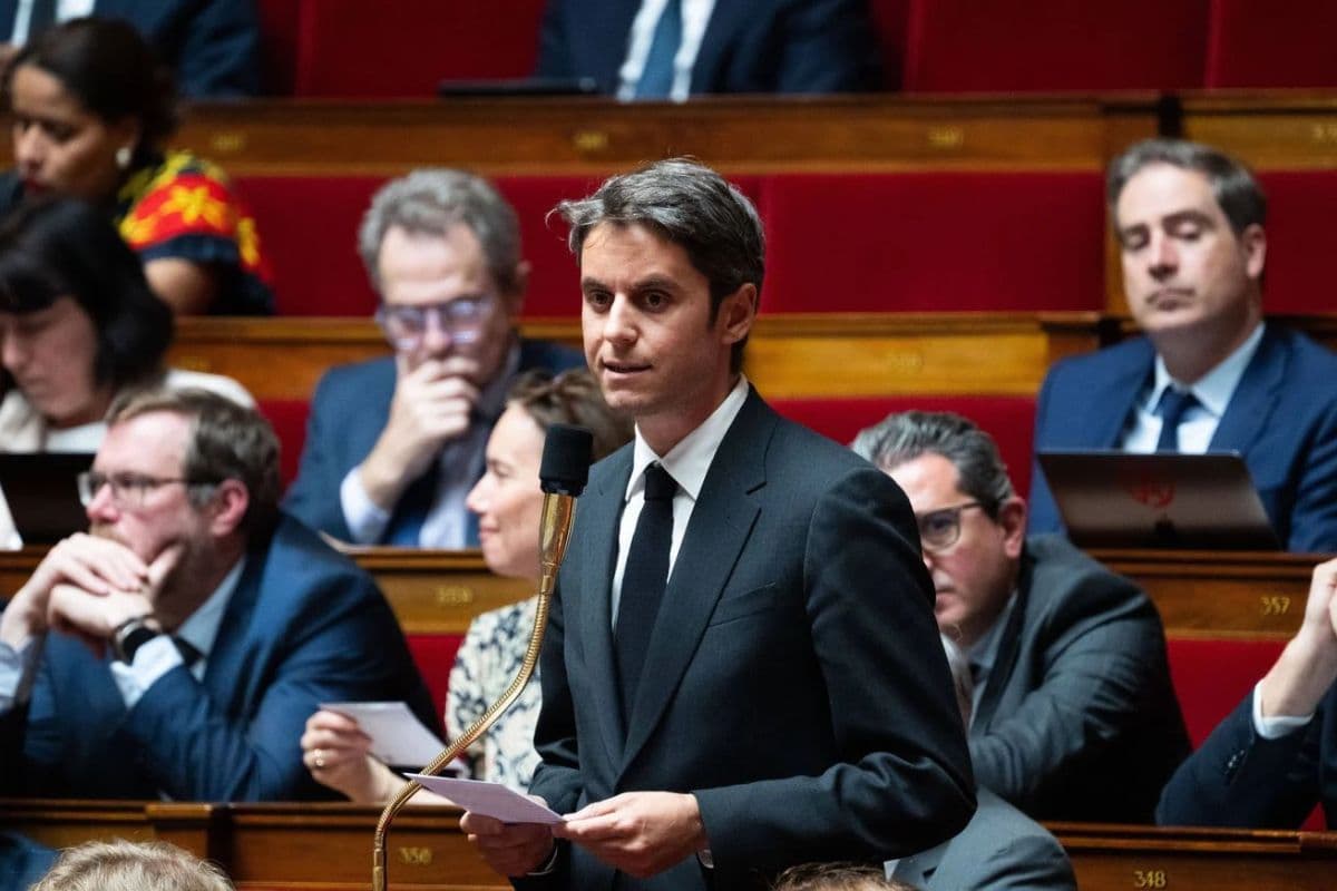 Gabriel Attal veut interdire le voile dans l’espace public pour les mineures : une proposition qui divise