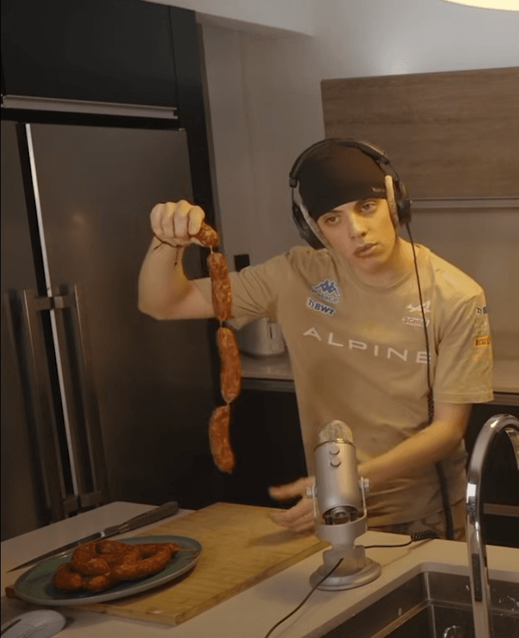Le streamer Anyme tente de réaliser un rougail saucisse